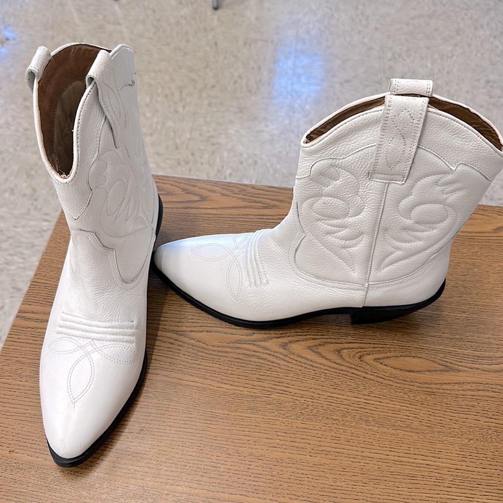 Women’s white cowgirl boots!